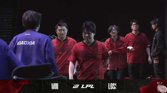 FPX击败UP晋级登峰组！观众不忍直视：“一定要选2支吗？”