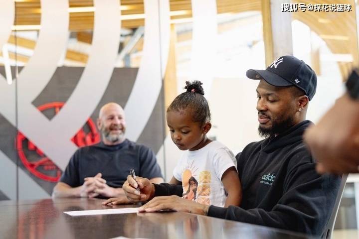 一夜3笔签约达成！湖人2年1100万捡漏，勇士与库明加矛盾曝光