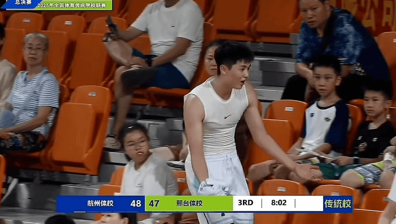 上看台煽动观众+网暴对手？李悦洲吃T遭逐后找禁赛期教练引争议