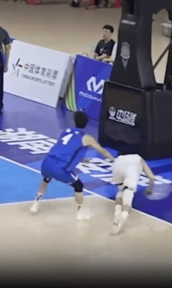 上看台煽动观众+网暴对手？李悦洲吃T遭逐后找禁赛期教练引争议